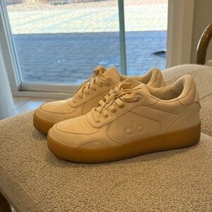 ALO Yoga Cream Athletic Shoes